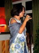 Kurina Laura latin dalokat énekel az ART Caféban