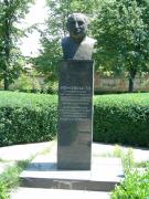 Dr. Gerő István szobra a Zentai Kórház parkjában